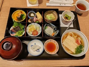 Repas traditionnel japonais sous forme de Bento