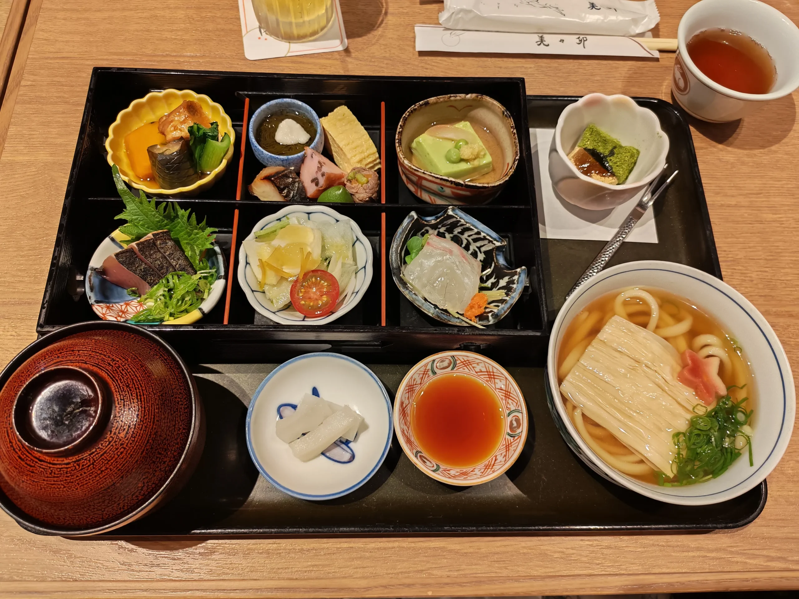 Repas traditionnel japonais sous forme de Bento