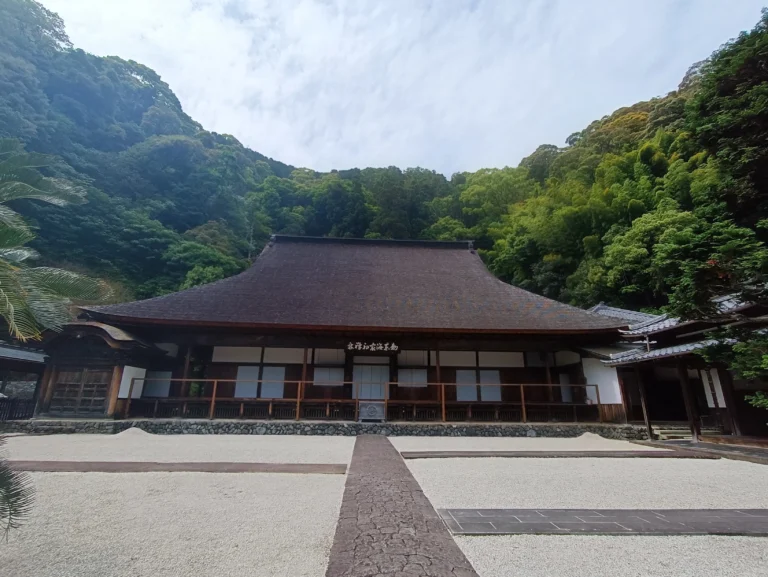 Photo prise du temple Rinzai dans les hauteurs de Shizuoka avec de la végétation autour