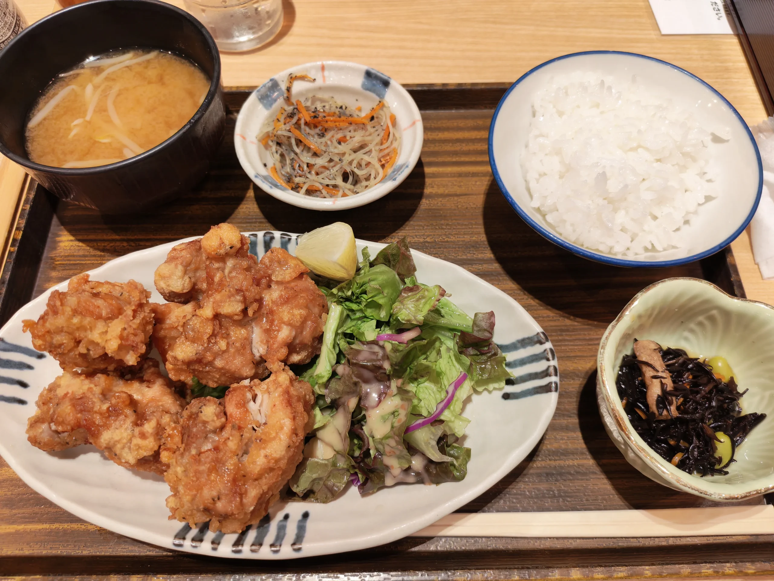 Poulet kaarage frits avec sa salade accompagnés de riz, de soupe miso et de condiments