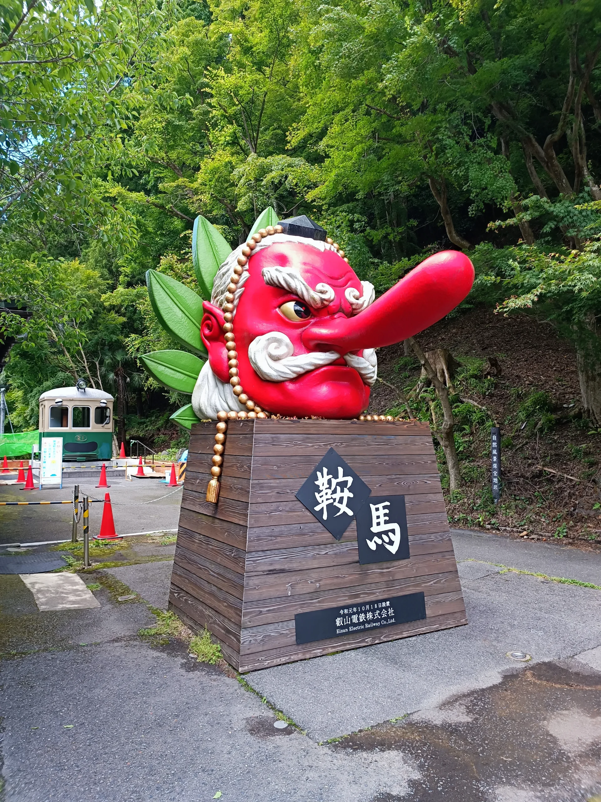 Statue représentative de la tête d’un Tengu
