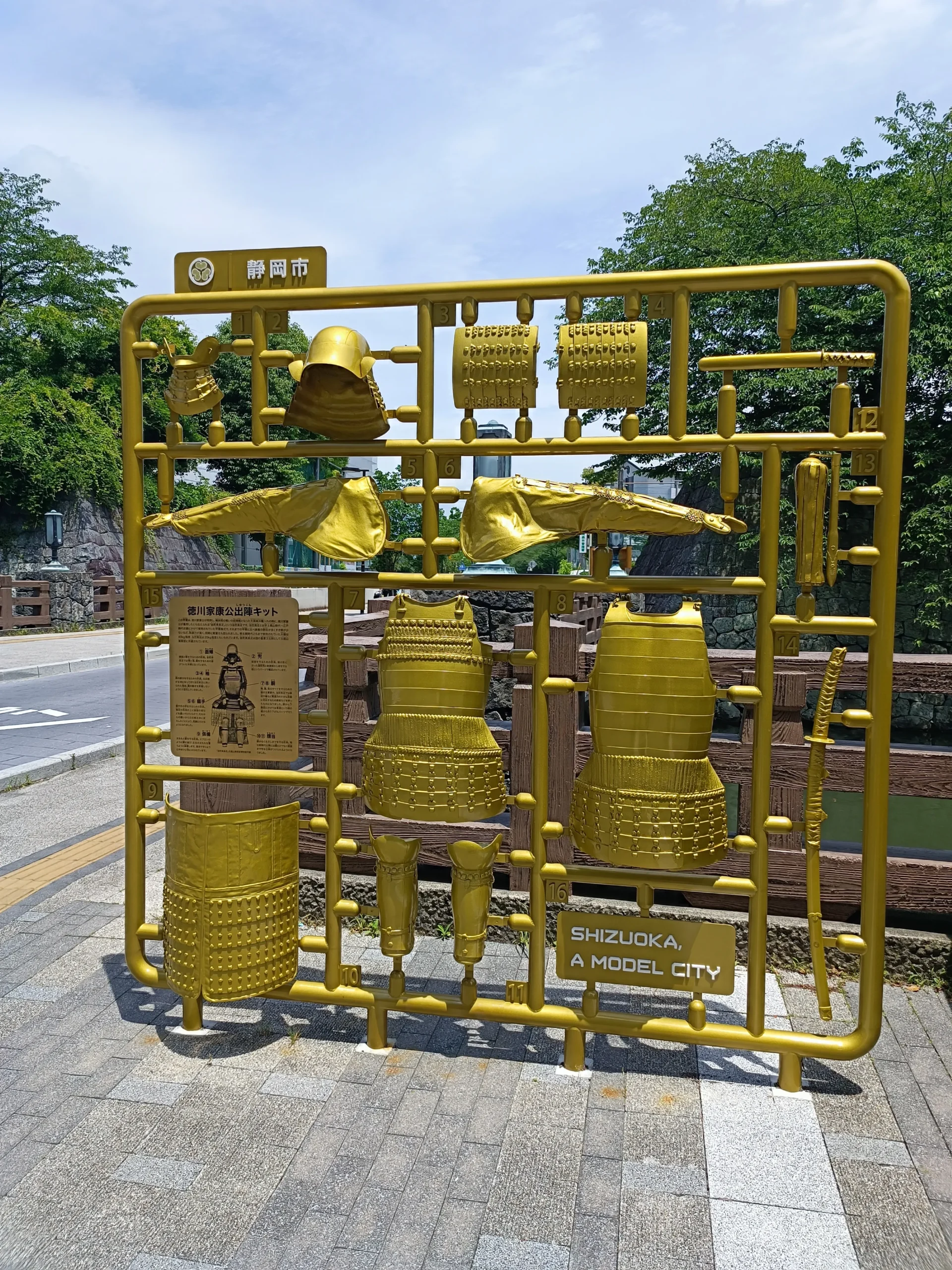 Sculpture dorée avec les différentes parties des armures des samurais
