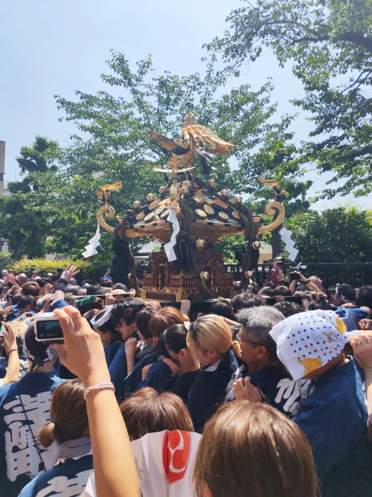 Défilé d’un char avec des tambours lors du Sanja matsuri à Asakusa
