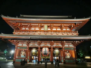 Photo du Senso-ji vu de face pendant la nuit