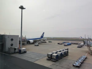 Vue sur un avion de la compagnie japonaise ANA avant son départ