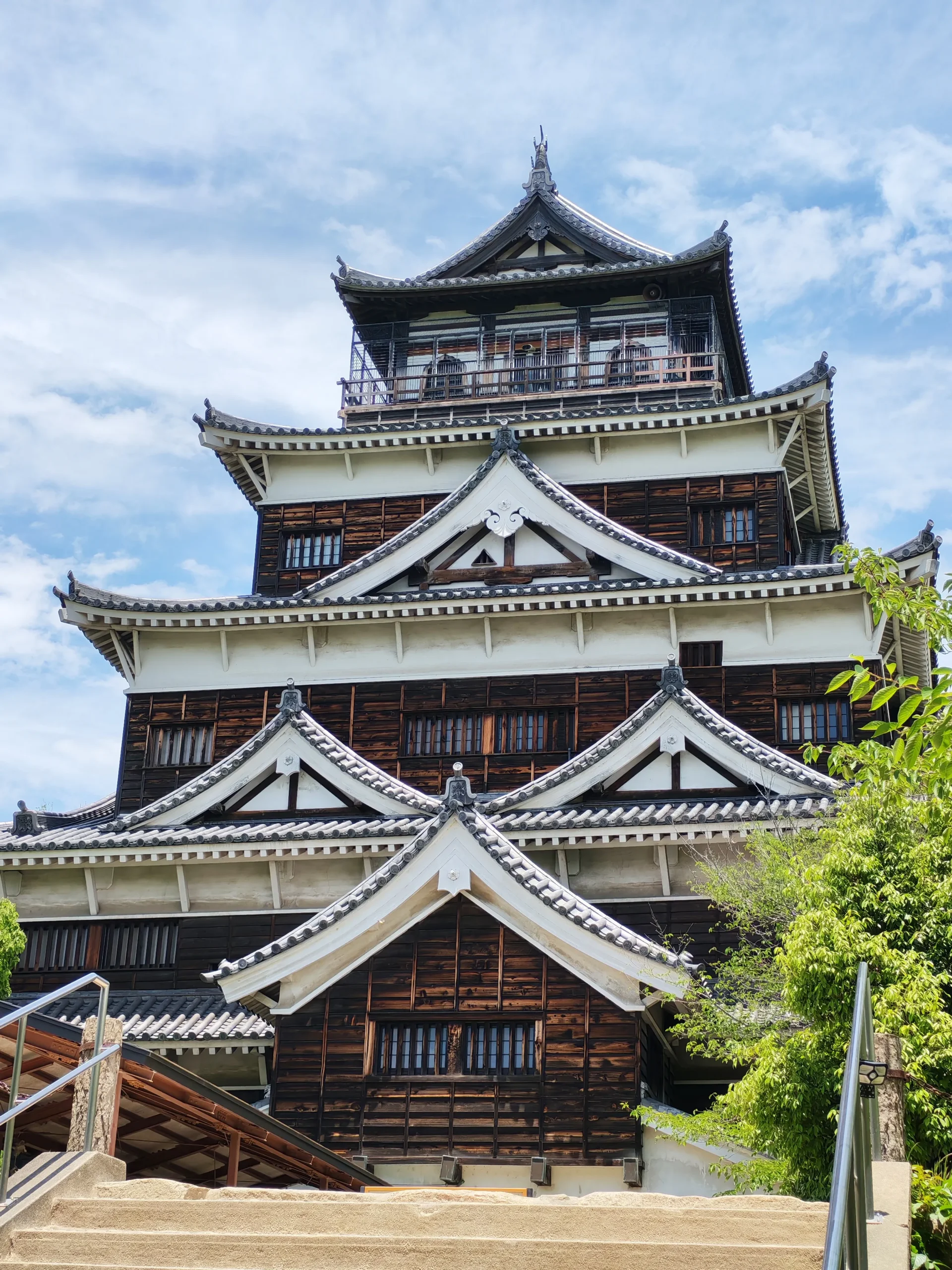 Vue de face sur le château de Hiroshima