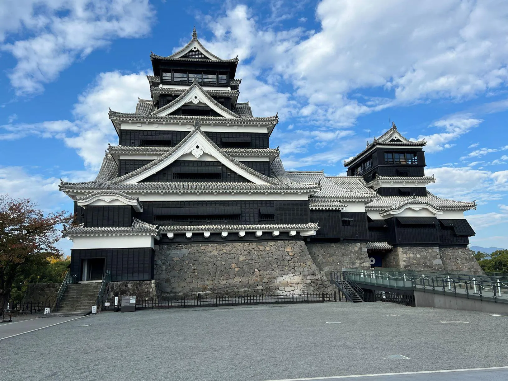 Vue sur le chateau de Kumamoto de face sous un ciel bleu