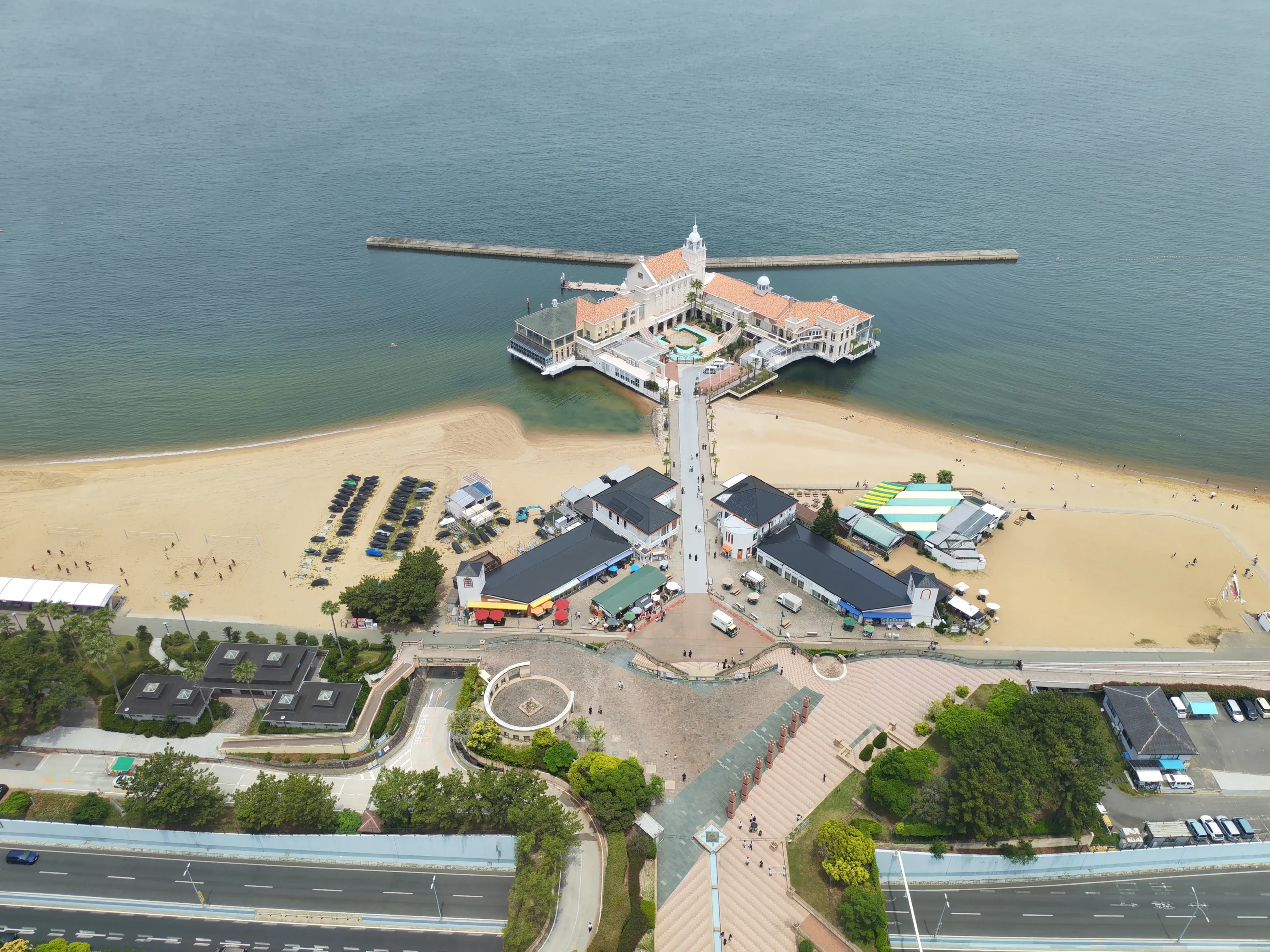 Vue depuis la Tour de Fukuoka sur Momochi Seaside park avec le port, la plage et les différents commerces
