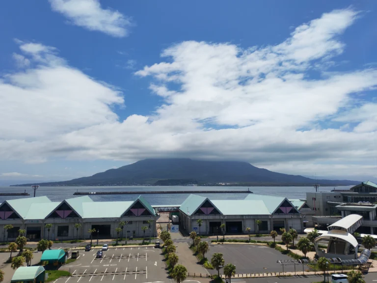Photo prise depuis l’intérieur de l’aquarium avec une vue sur le volcan Sakurajima caché par des nuages