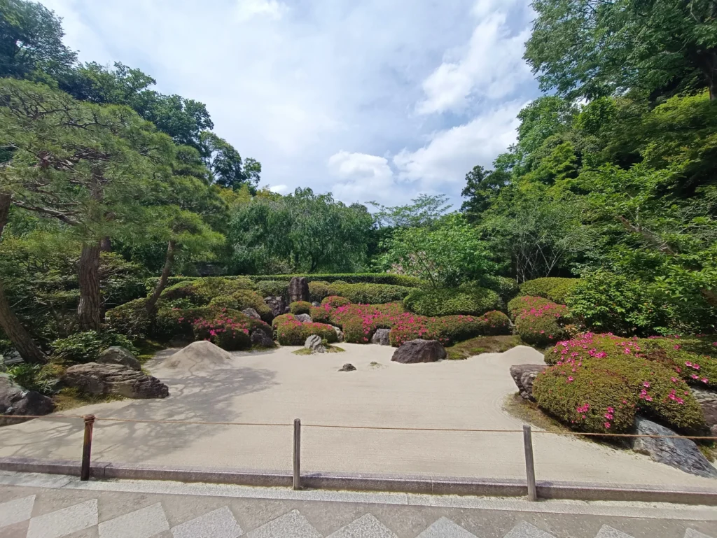 Jardin zen avec des azalées et de la verdure du Meigetsu-in à Kamakura