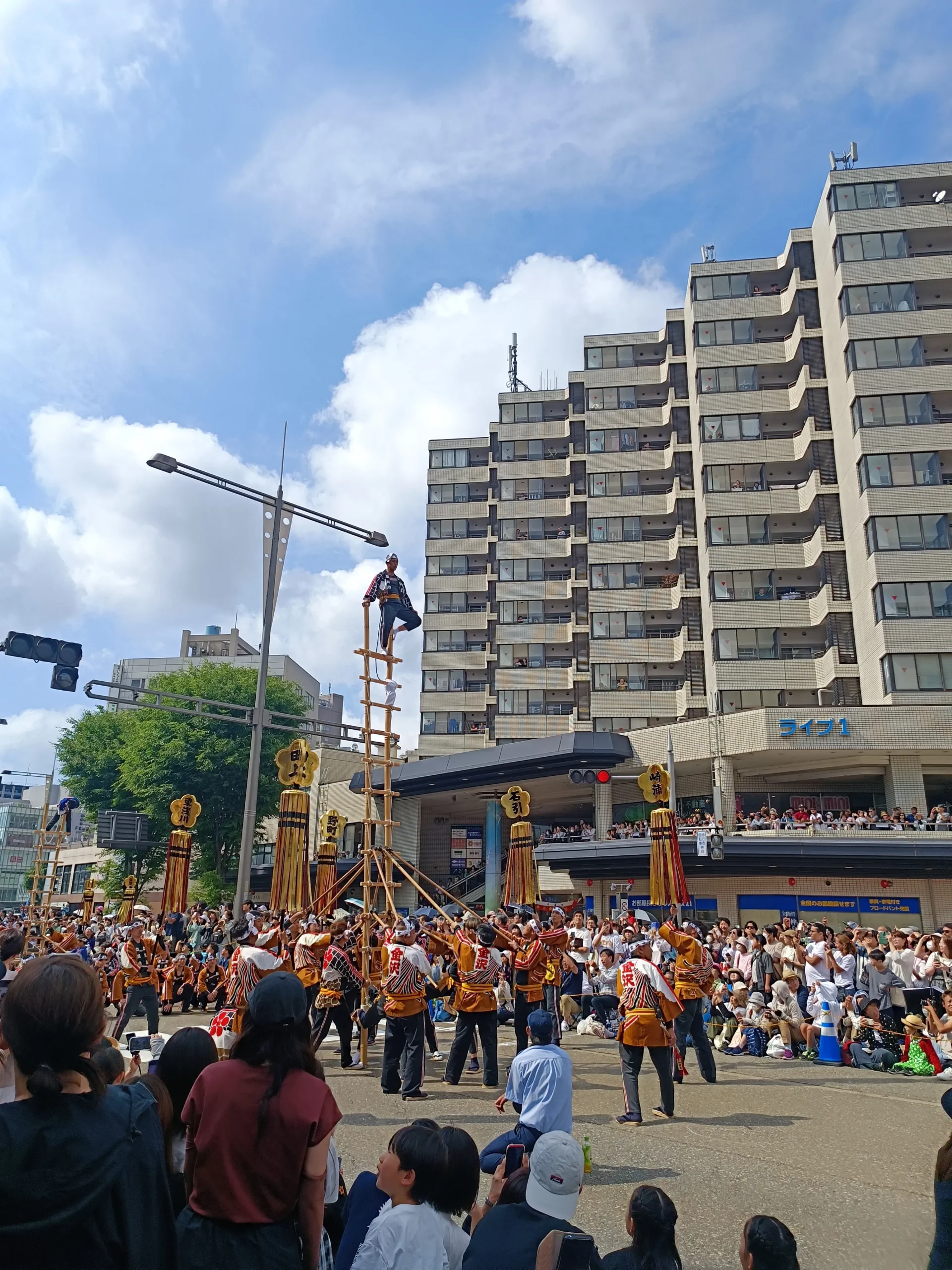 Performance de personne suspendues à des échelles lors du Matsuri Hyakkumangoku à Kanazawa