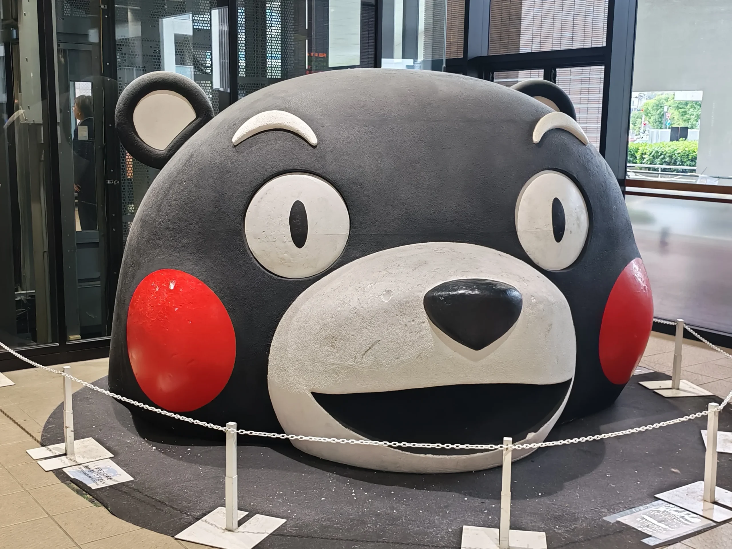 Grosse sculpture de la tête de Kumamon à la gare de Kumamoto
