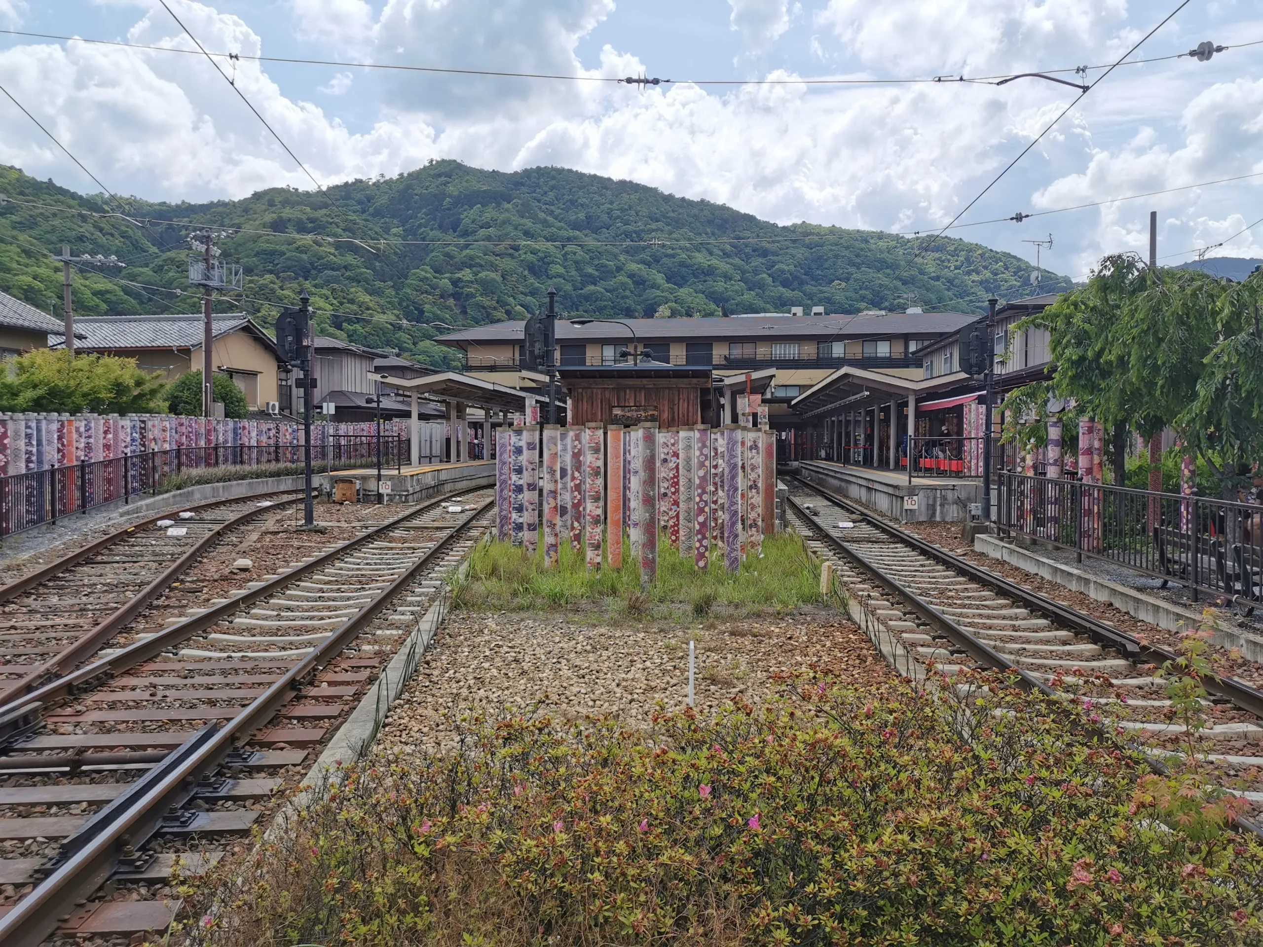 Nombreux cylindres transparents avec des tissues de kimono à l’intérieur dans une petite gare à Kyoto