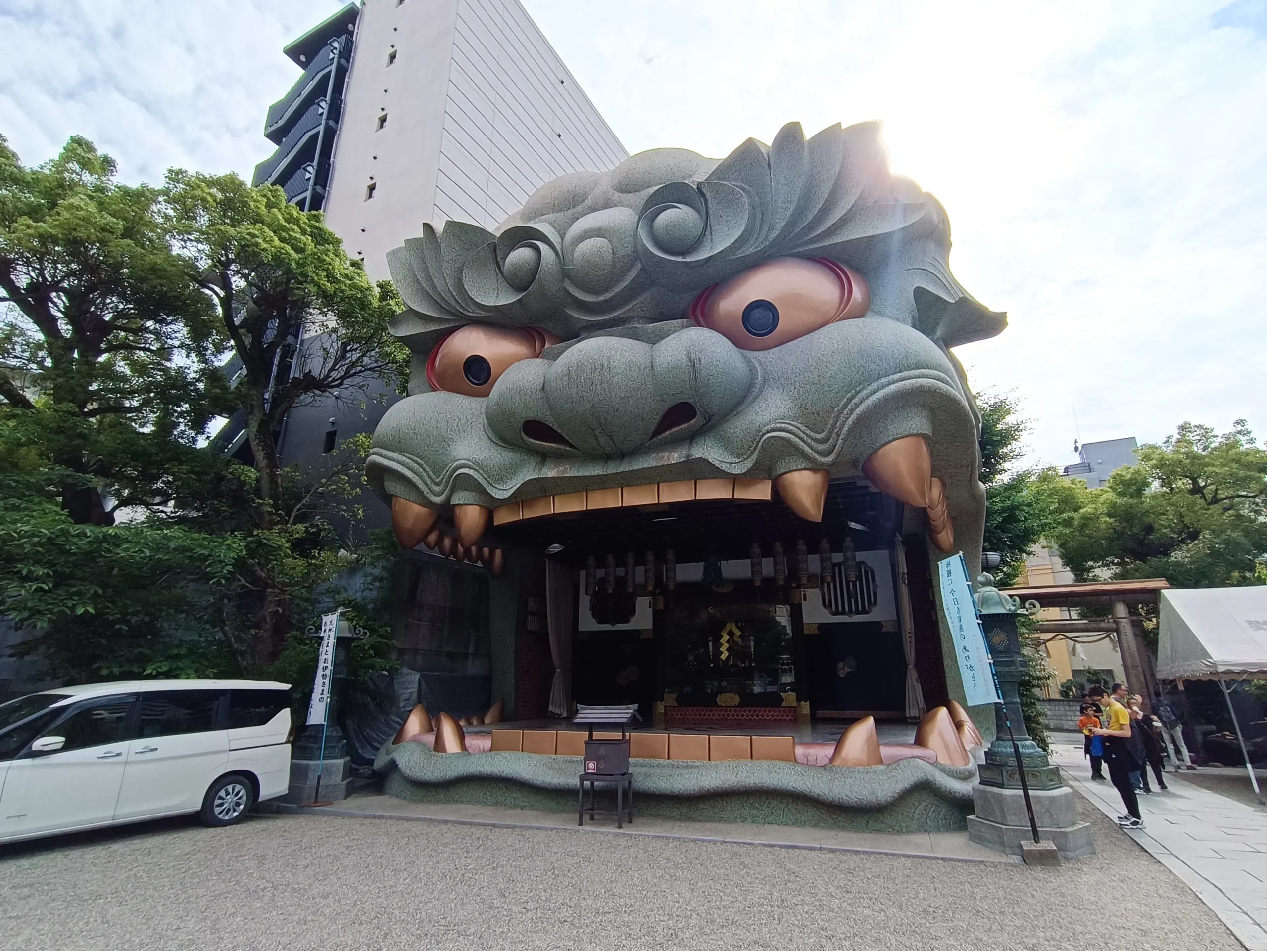 Gigantesque tête de lion du sanctuaire Namba Yasaka-jinja à Osaka, un symbole emblématique censé éloigner les mauvais esprits et attirer la bonne fortune