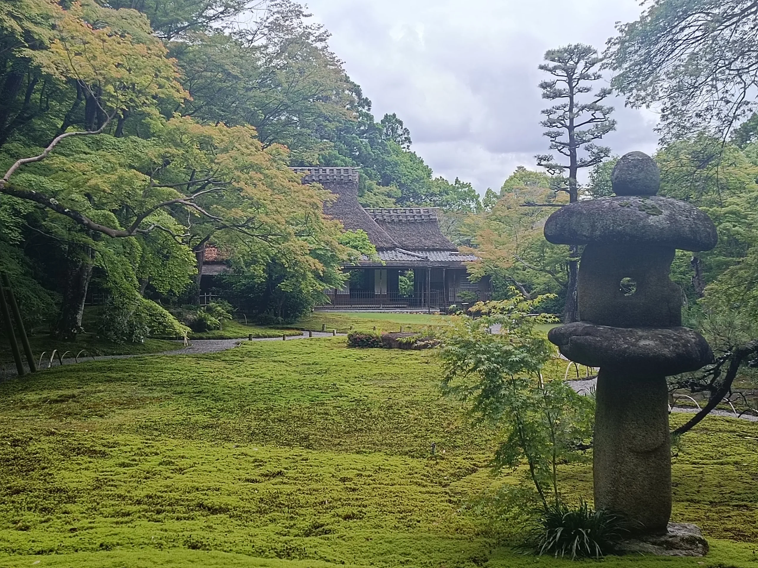 Maison traditionelle japonaise et son paysage de mousse verte dans le jardin Yoshiku à Nara