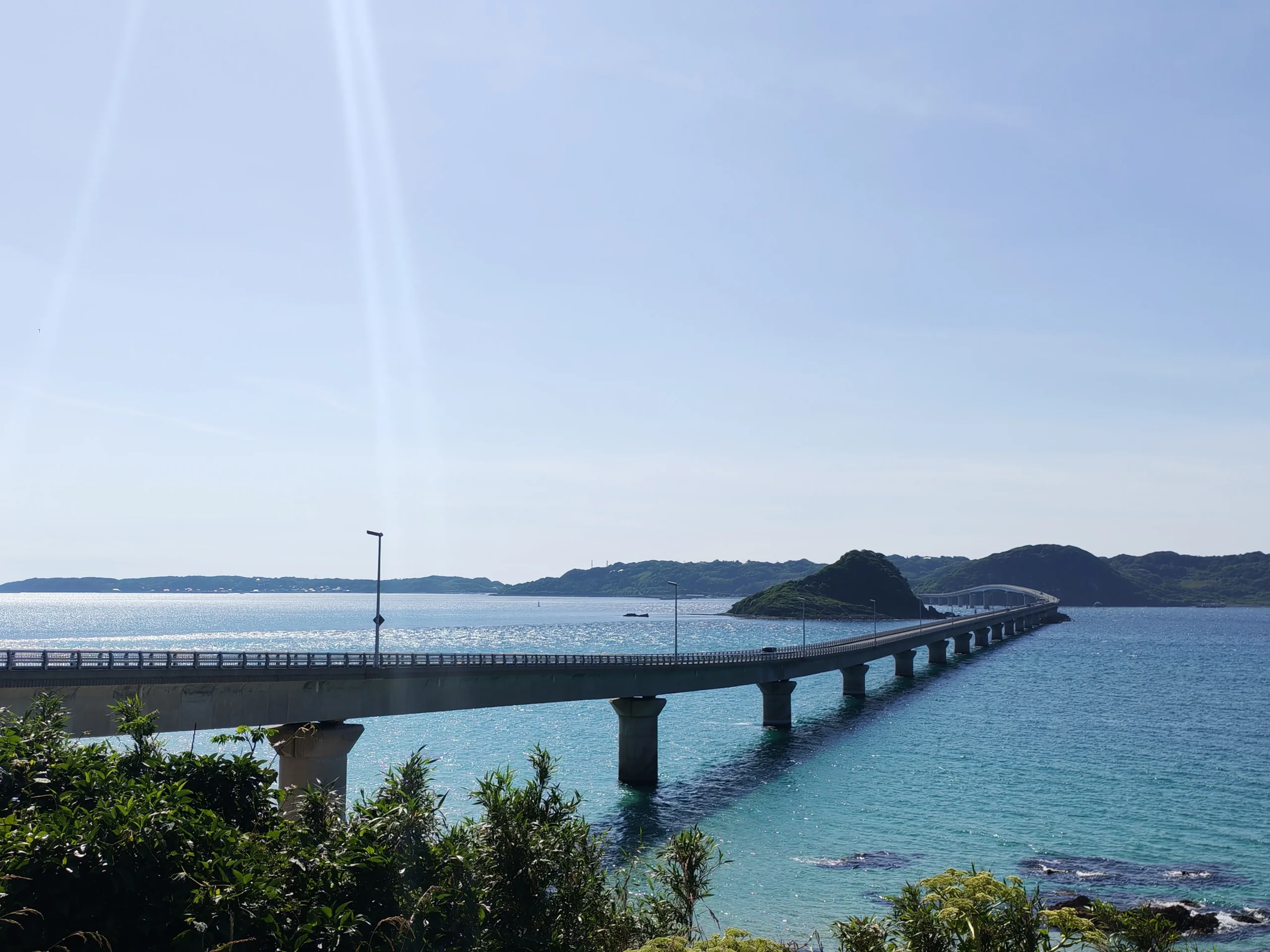 Photo du Pont de Tsunoshima qui relie l’île de Tsunoshima et l’île principal Honshu avec sa mer cristaline